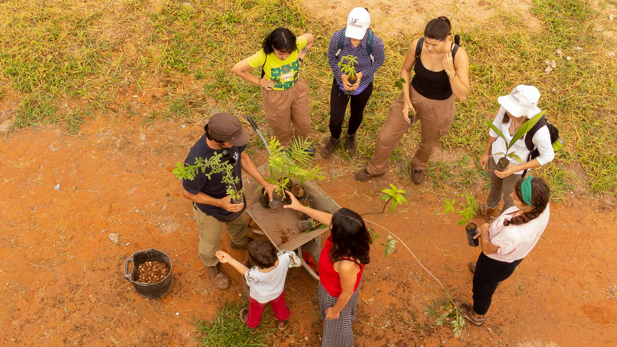 Mutirão de Plantio realizado com sucesso no Parque do Cristo