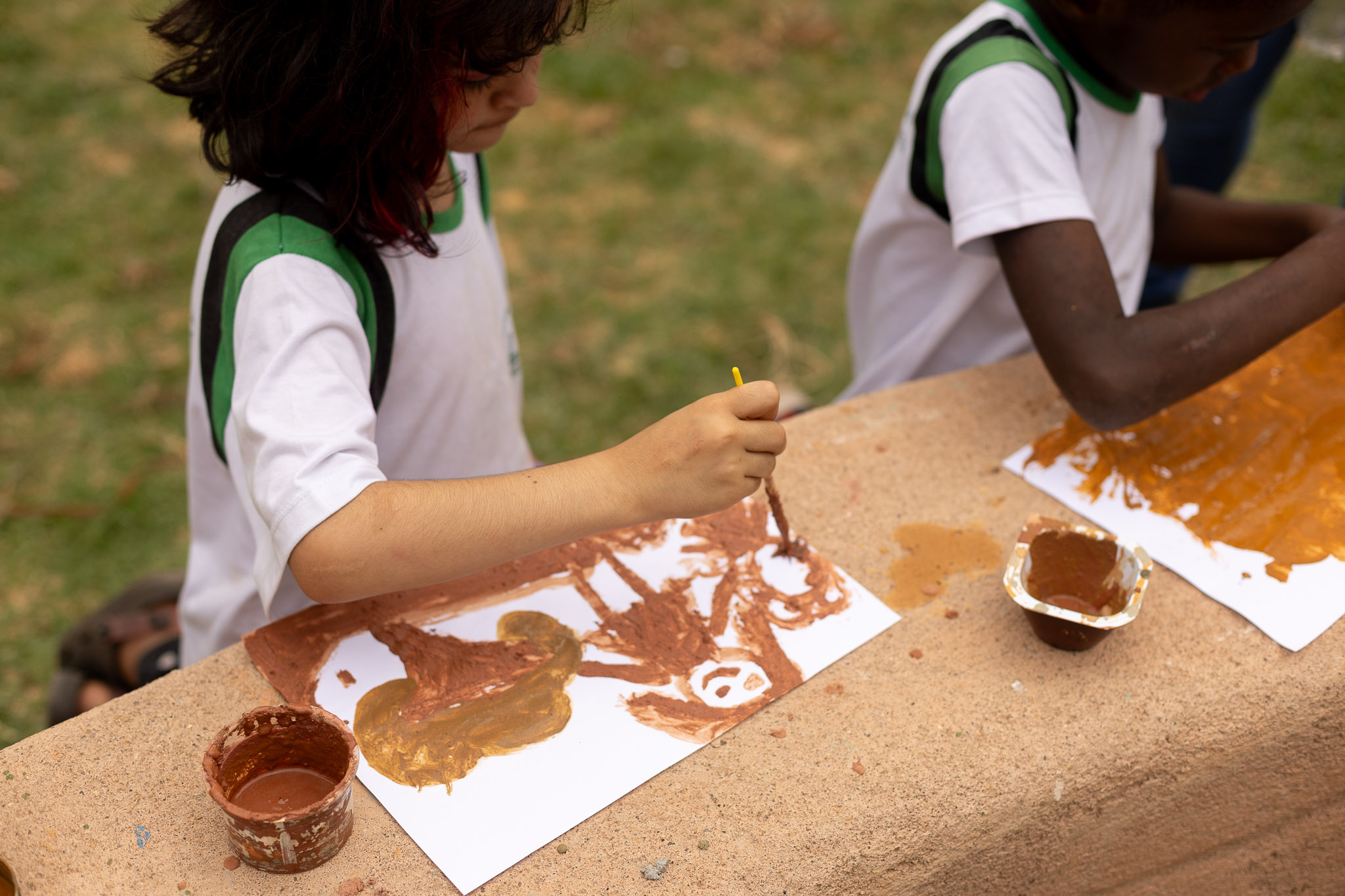 Atividade com tinta de terra no Parque