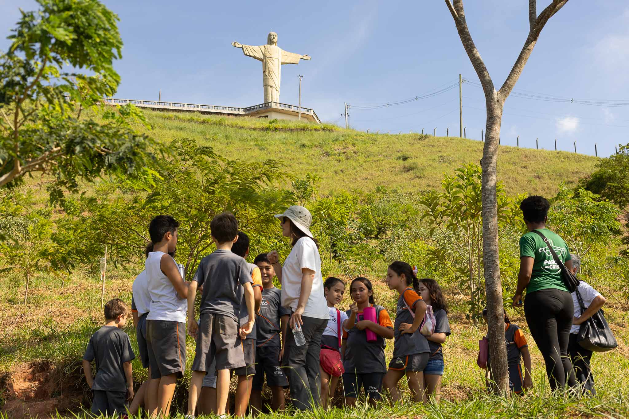 Turma da escola Pró-Efeito faz trilha guiada e plantio no Parque do Cristo