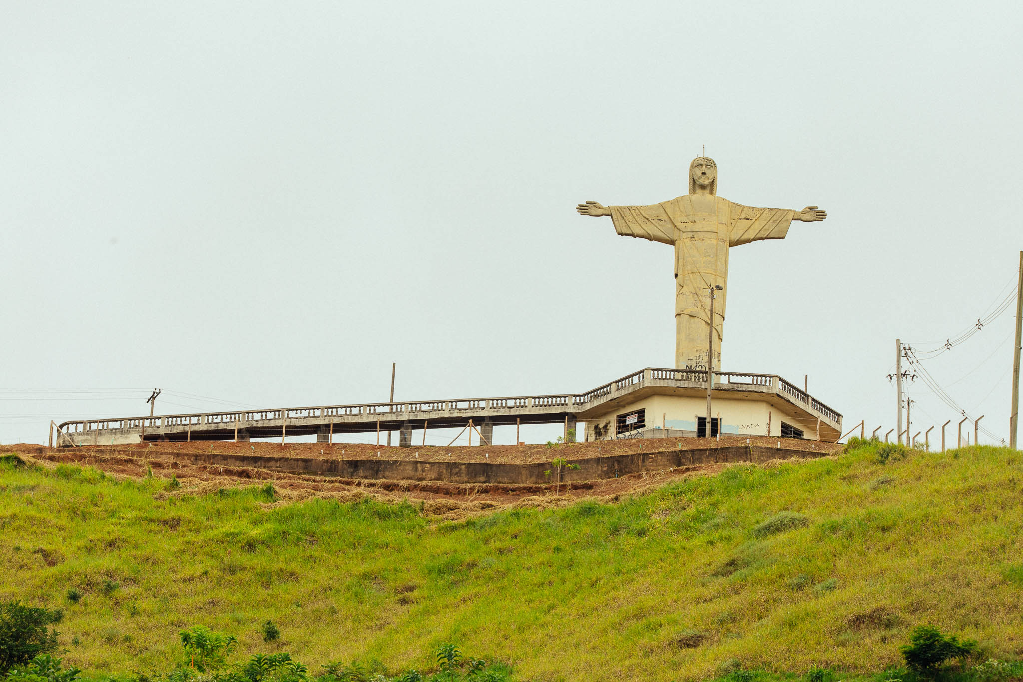 Prefeitura realiza cercamento da estátua do Cristo