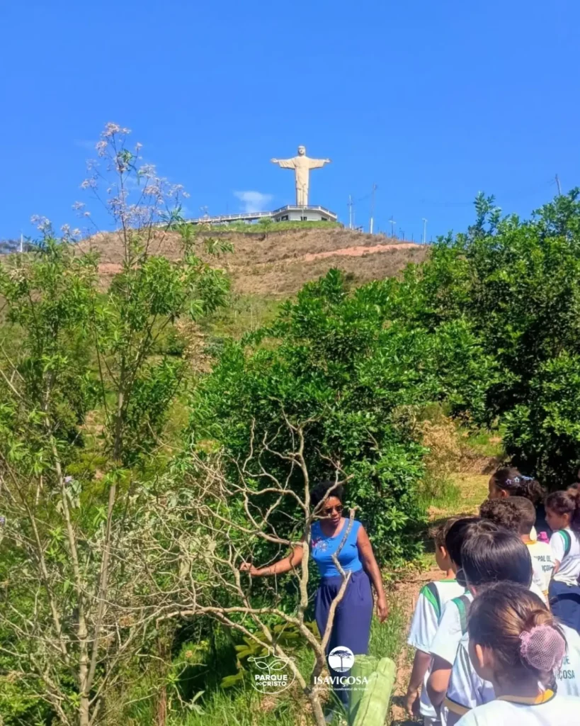 Alunos do 3º ano do CMEDJAF fazem caminhada ecológica e aula integrada no Parque do Cristo