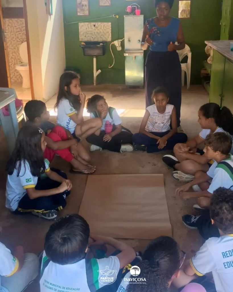Alunos do 3º ano do CMEDJAF fazem caminhada ecológica e aula integrada no Parque do Cristo