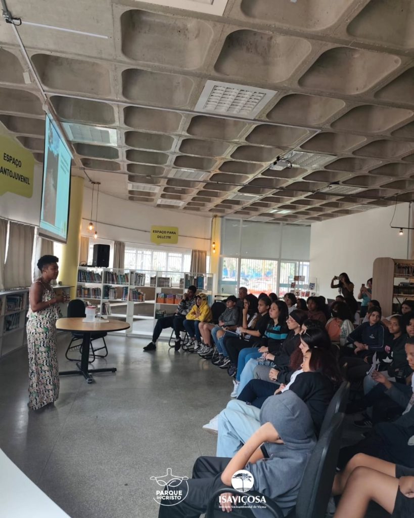 Coordenadora do Programa de Educação Ambiental do Parque do Cristo faz palestra antirracista em escola de São Paulo