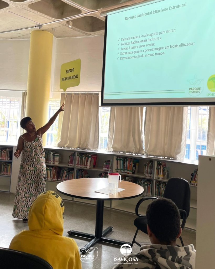 Coordenadora do Programa de Educação Ambiental do Parque do Cristo faz palestra antirracista em escola de São Paulo