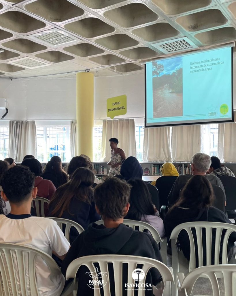 Coordenadora do Programa de Educação Ambiental do Parque do Cristo faz palestra antirracista em escola de São Paulo