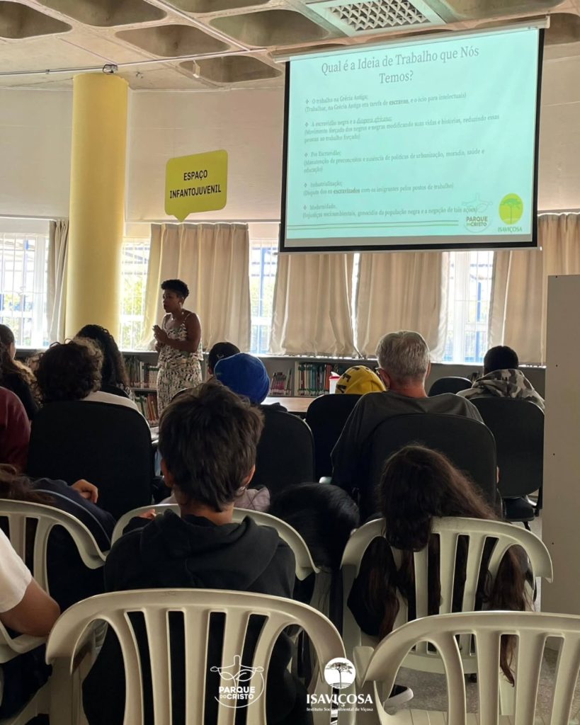 Coordenadora do Programa de Educação Ambiental do Parque do Cristo faz palestra antirracista em escola de São Paulo