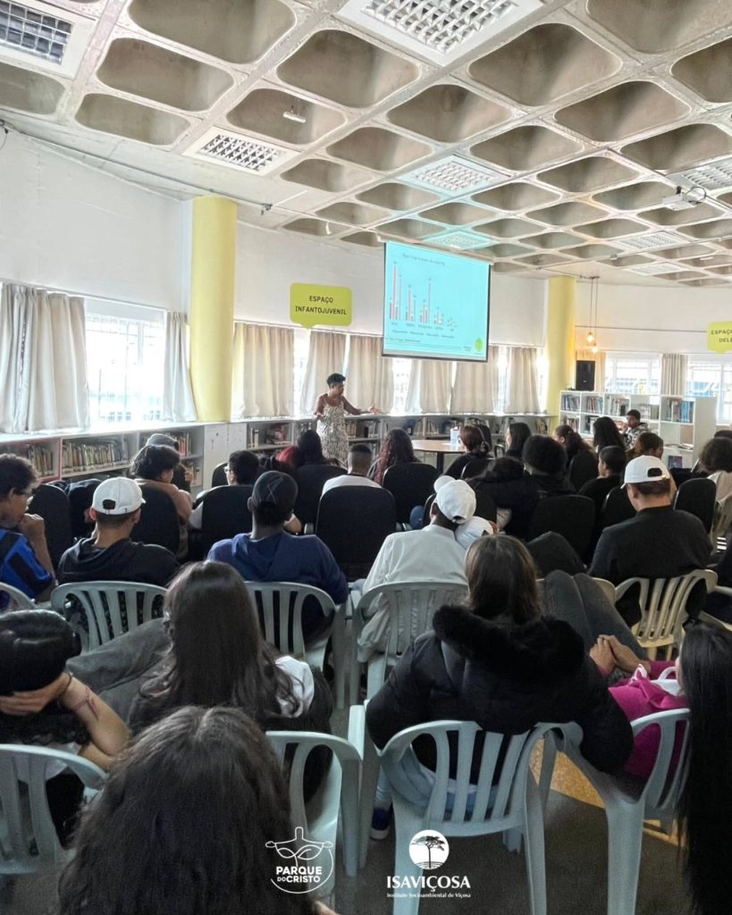 Coordenadora do Programa de Educação Ambiental do Parque do Cristo faz palestra antirracista em escola de São Paulo