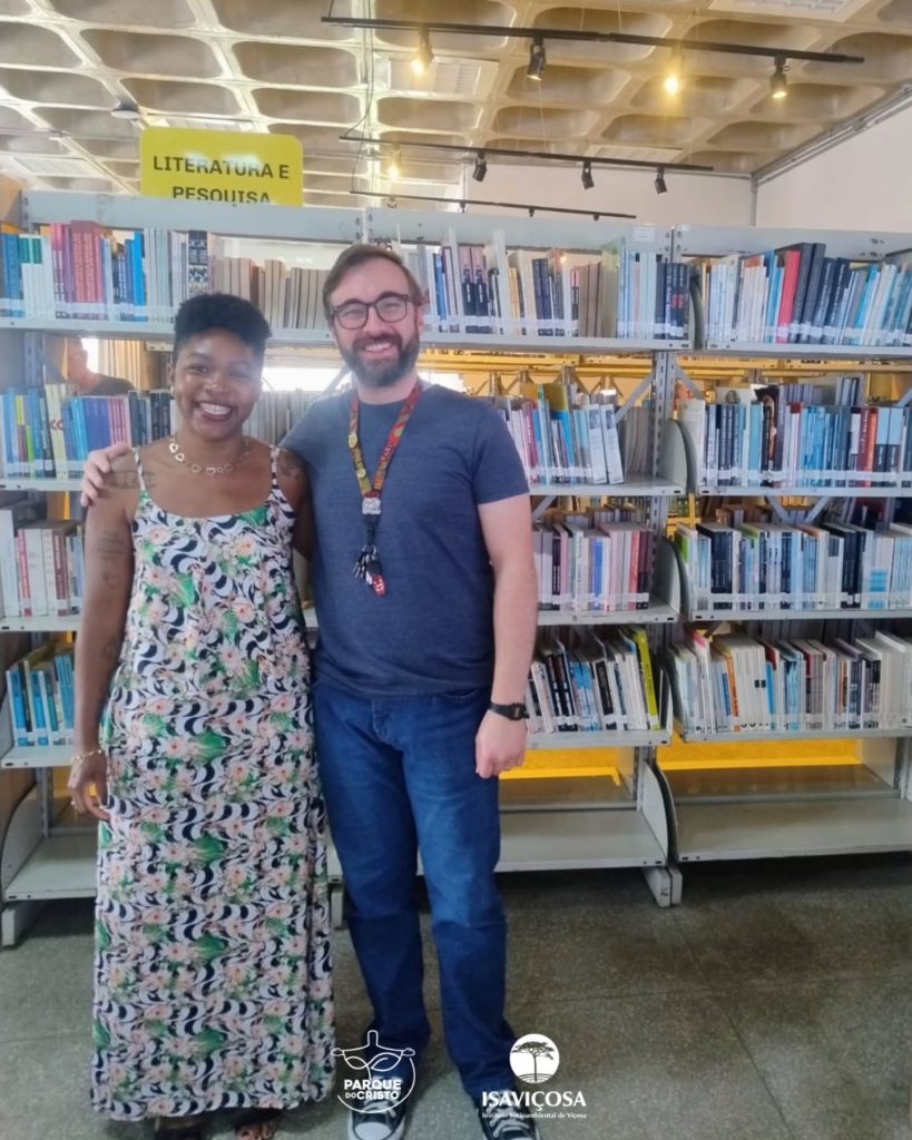 Coordenadora do Programa de Educação Ambiental do Parque do Cristo faz palestra antirracista em escola de São Paulo