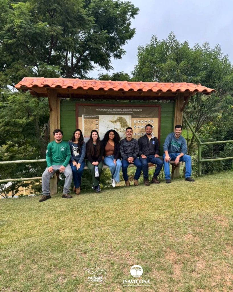 Estudantes de Engenharia Agrícola e Ambiental da UFV visitam as áreas em restauração do Parque