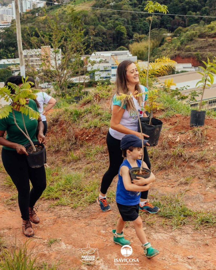 ISAVIÇOSA e Cooperativas de Viçosa realizam Dia de Cooperar 2025, no Parque do Cristo, com um animado Mutirão de Plantio