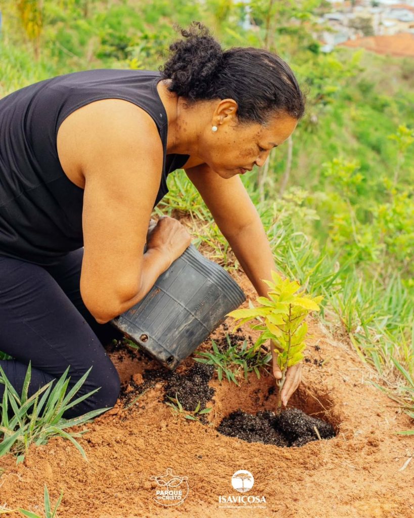 ISAVIÇOSA e Cooperativas de Viçosa realizam Dia de Cooperar 2025, no Parque do Cristo, com um animado Mutirão de Plantio