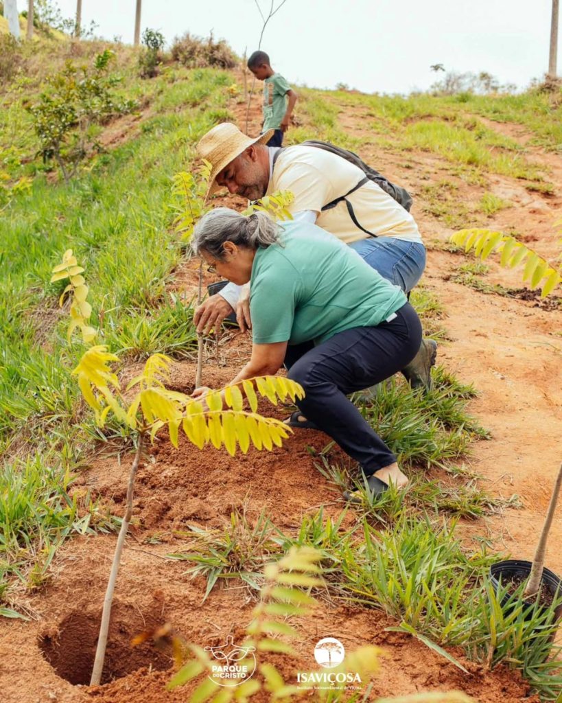 ISAVIÇOSA e Cooperativas de Viçosa realizam Dia de Cooperar 2025, no Parque do Cristo, com um animado Mutirão de Plantio