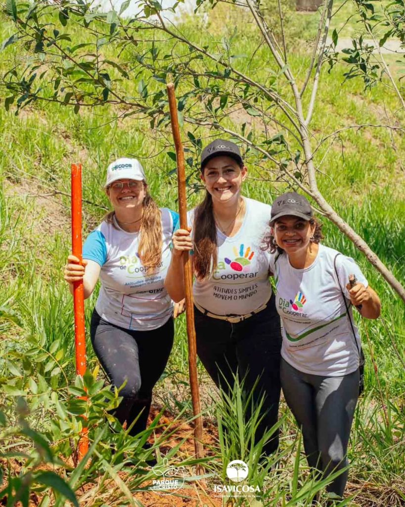 ISAVIÇOSA e Cooperativas de Viçosa realizam Dia de Cooperar 2025, no Parque do Cristo, com um animado Mutirão de Plantio