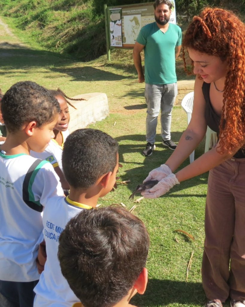 Semana do Meio Ambiente 2026 leva mais de 100 crianças ao Parque do Cristo para conhecer anfíbios e répteis